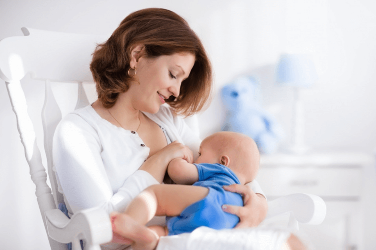 Bébé allaiter au sein